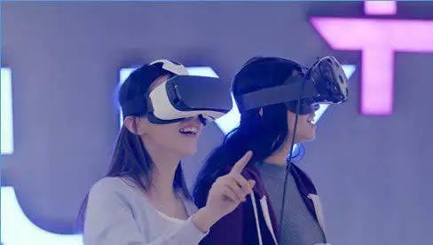 全球VR/AR應(yīng)用持續(xù)深化，聯(lián)創(chuàng)電子、三安光電上漲，VRETF漲近2%