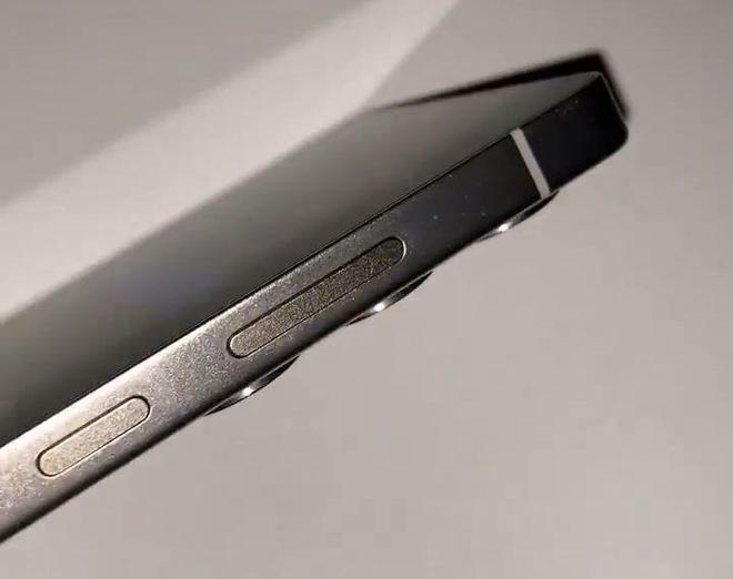 三星 Galaxy S25 Ultra 手機真機首曝：邊角更圓潤、邊框更窄